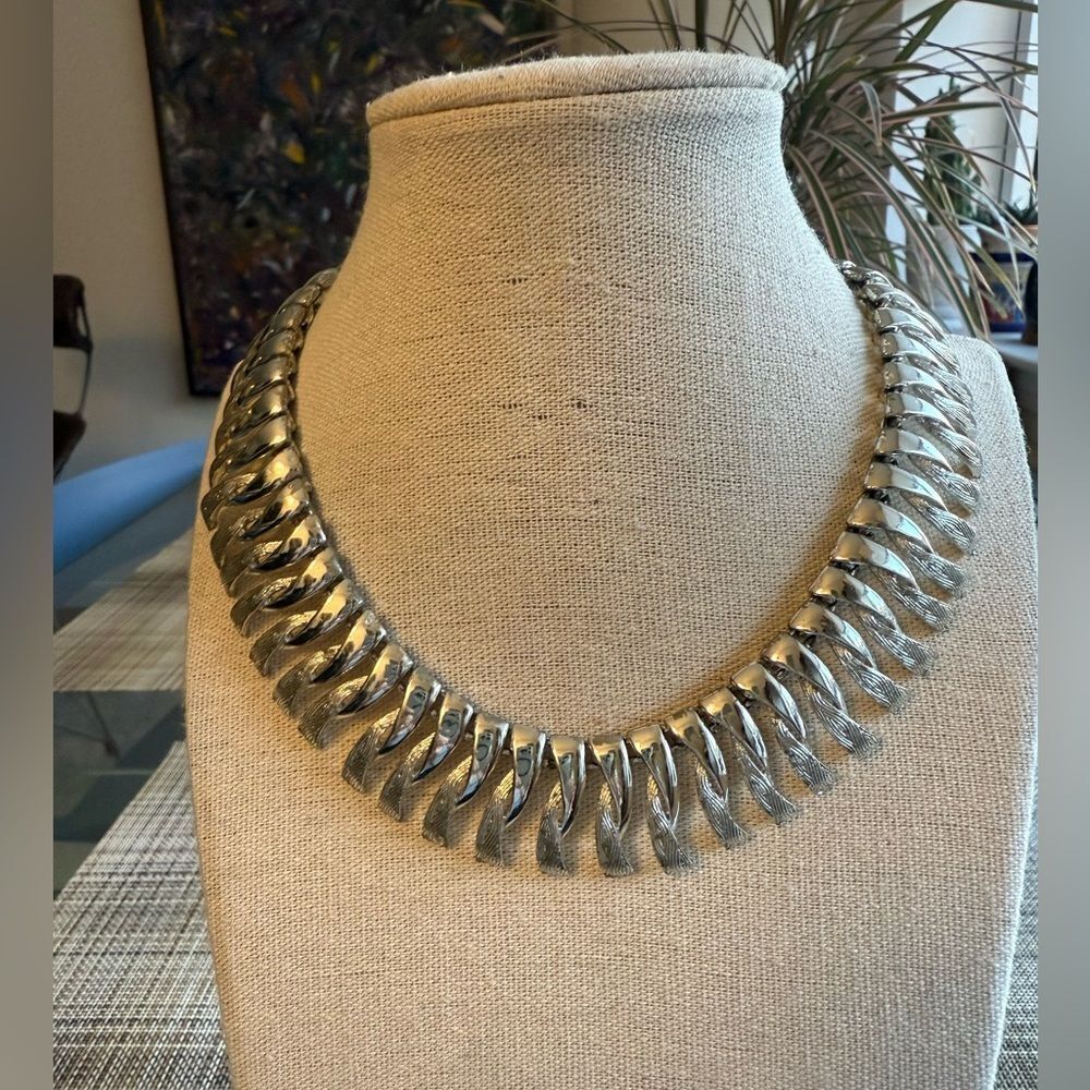 Coro Signed Vintage Cloverleaf Silver Tone Collar Necklace. 1960’s.